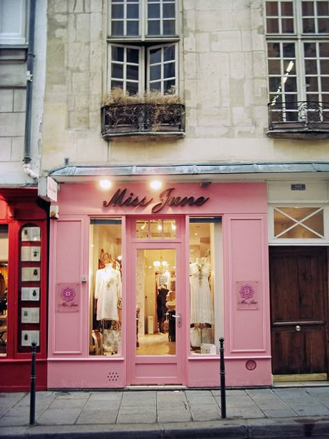 Little clothing store on the side streets in Paris ~ pink & brite! Pink Store, Store Design Boutique, Storefront Design, Boutique Decor, Shop Fronts, Boutique Interior, Shop Window Displays, Boutique Stores, Store Interior