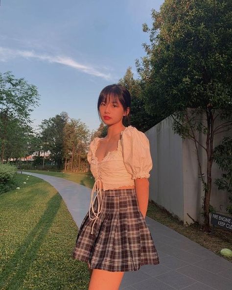 Skirt And Crop Top Outfit Korean, Skirt And Top Korean Style, Poses In Mini Skirt And Crop Top, Checkers Skirt Outfit, Tennis Skirt Poses, Outfits With Checkered Skirt, Plaid Skirts Aesthetic, Checkered Skirt Outfits, Checker Skirt Outfit