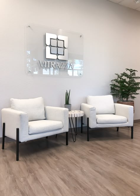 Waiting Area Interior Design Office, Reception Decorations Office, Corporate Lobby Design, Small Office Lobby Design Waiting Area, School Lobby Decorating Ideas, Waiting Area Ideas Office, Reception Office Ideas, Office Entrance Design Entryway, Office Lobby Design Waiting Area