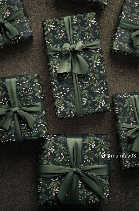 Dark Christmas Wrapping Paper, Sage Green Christmas Wrapping, Wrapping Paper Design Christmas, Wrapping Paper Inspiration, Jewelry Gift Wrapping, Dark Green Gift Wrapping, Wrapping Gifts For Men, Christmas Decor Dark Green, Moody Christmas Wrapping