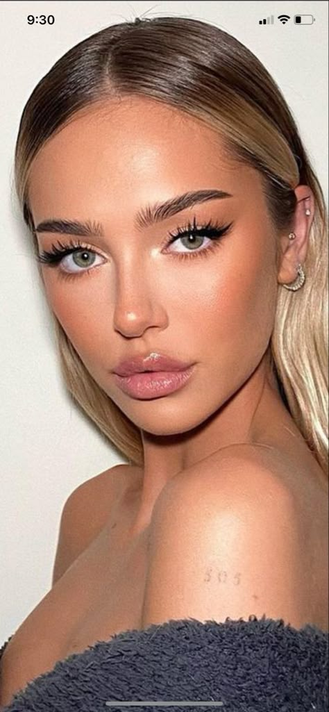 Full Shaped Eyebrows, Eyebrows For Different Face Shapes, Fluffy Straight Brows, Eyebrow Shaping And Tint, Full Brows Aesthetic, 2025 Eyebrow Trends, Straight Brows Aesthetic, Straight Arched Eyebrows, Eyebrow Split Women