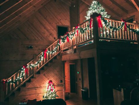 Loft Christmas Decorating Ideas, Log House Christmas Decorating, Log Home Christmas Decor, Christmas At The Cabin, Christmas Cabin Exterior, Cabin Christmas Lights, Cozy Cabin Christmas Decor, Cabin Christmas Decor Rustic, Cabin Christmas Decorations