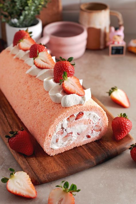 Pretty Pink Cake, Strawberry Swiss Roll, Japanese Roll Cake, Fresh Strawberry Desserts, Swiss Roll Cakes, Strawberry Roll Cake, Swiss Roll Cake, Cake Wraps, Baked Strawberries