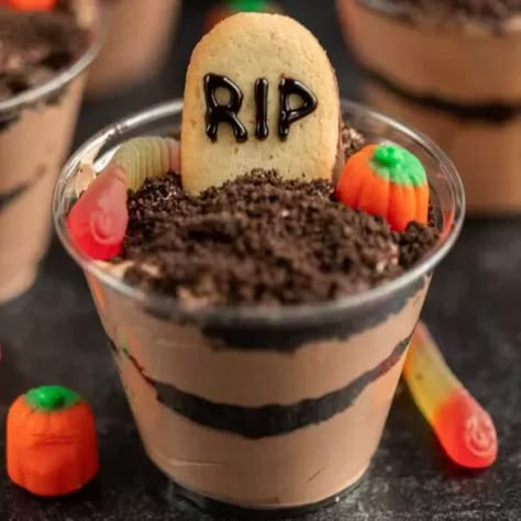 Cups Desserts, Halloween Dirt Cups, Halloween Dirt, Dirt Cups Recipe, Fun Halloween Desserts, Halloween Deserts, Dessert Halloween, Dirt Cups, Uhyggelig Halloween