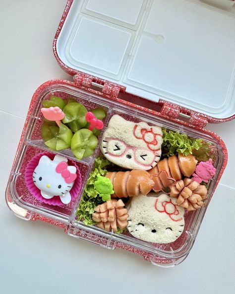 Hello Kitty and Friends!✨ Next in line is Pompompurin!💛⭐️✨ ———————————————— Find simple, healthy and kawaii bento snacks/lunch ideas for kids here!🍱♥️✨ ~Certified and approved by my 5 year old👧🏻 ~Made by the food picks and bento accessories collector mom, Cherry 👩🏻 #bento #BentoSnack #BentoKids #Kawaii #GoodFood #BentoLunch #HealthyFood #FoodPicks #JapanFinds #BentoAccessories #Characters #yum #yummy #nomnomnom #cute #love #mommylove #preschoolers #BentoForKids #bentoboxforkids #sanrio #... Bento Box Lunch Design, Japanese School Lunch Lunchbox Ideas, Kawaii Lunch Ideas, Food Bento Lunch Boxes, Bento Box Kids Lunch Ideas, Food Ideas For School Lunches, Bento Ideas Kids, Lunchbox Recipes For Kids, Bento Box Lunch For Kids Ideas