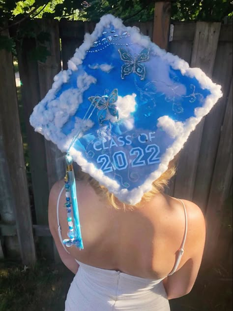 blue sky grad cap with clouds and beaded charm Cap Decoration Graduation Aesthetic, Blue Cap Graduation Decoration, Cinnamoroll Graduation Cap, Light Blue Graduation Cap Ideas, Graduation Cap Designs Blue And White, Royal Blue Grad Cap Ideas, Navy Blue Grad Cap Ideas, Cap Decoration Graduation Blue, Blue Graduation Cap Ideas