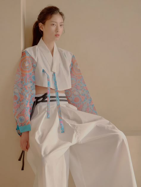 Korean sustainable fashion brand Danha 11 Ethno Style, Modern Hanbok, Korean Fashion Trends, Sustainable Fashion Brands, Traditional Clothes, Mode Inspiration, Asian Fashion, Costume Design, Traditional Outfits