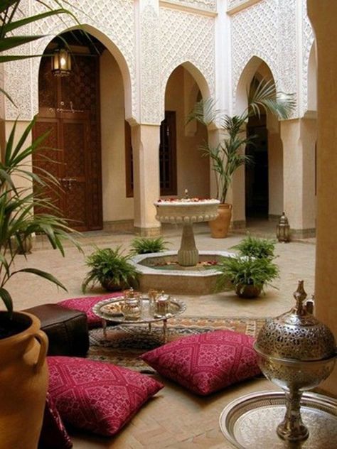 20 Moroccan Style House with Outdoor Spaces Morrocan Courtyard, Moroccan Courtyard, Design Per Patio, Kolam Air, Indoor Courtyard, Riad Marrakech, Design Marocain, Morocco Style, Style Marocain