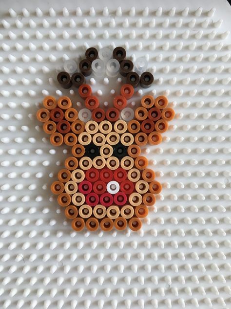 Fuse Bead Ornaments, Christmas Fuse Bead Patterns, Melted Bead Art, Pyssla Christmas Ideas, Pyssla Ideas Christmas, Perler Beads Christmas Ornaments, Holiday Perler Bead Patterns, Christmas Iron Beads, Perleplader Ideas Jul