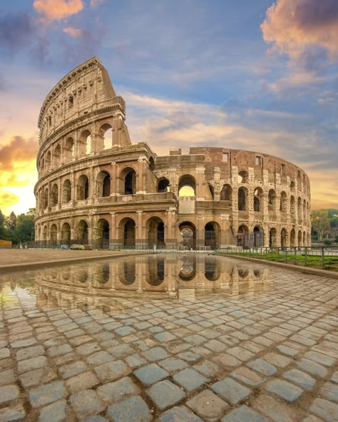 The Colosseum Aesthetic, The Colleseum Rome, Colosseum Rome Aesthetic, The Roman Colosseum, Rome Backgrounds, Aesthetic Landmarks, The Colleseum, Landmarks Aesthetic, Colosseum Aesthetic