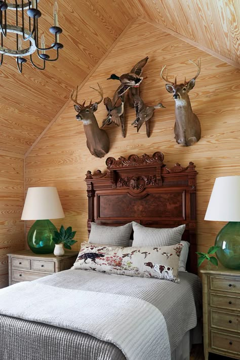 Southern Farm House, Hunting Themed Bedroom, Hunting Bedroom, Hunter Bedroom, Deer Heads, Hunting Theme, Bedroom Frames, Theme Bedroom, Hunting Room