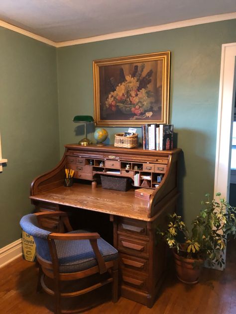 Antique roll top desk Mid Century Modern Roll Top Desk, Vintage Library Desk, Study Table Antique, Roll Top Desk Styling, Vintage Furniture Desks, Antique Desk Organization, Wooden Vintage Desk, Roll Top Desk In Living Room, Antique Desk In Bedroom