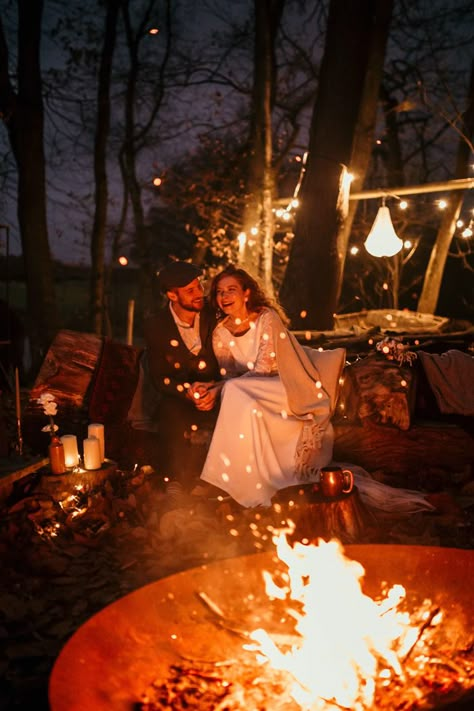 There's nothing cozier than a lakeside wedding campfire | Image by Elena Popa Photography Campfire Wedding Dress, Wedding Campfire Ideas, Very Intimate Wedding, Bonfire Wedding Photos, Wedding At A Cabin, Campfire Wedding Photos, Bonfire At Wedding, Intimate Wedding Inspiration, Wedding Bonfire Reception