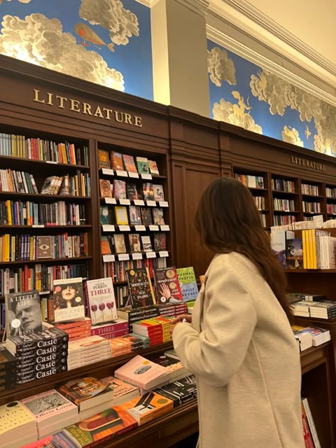 Reading Library Aesthetic, Nyc Bookstore Aesthetic, Book Girly Aesthetics, Stack Of Books Aesthetic, Girl In Bookstore, Nyc Cafes, Nyc Bookstore, Bookstore Aesthetic, Life Core