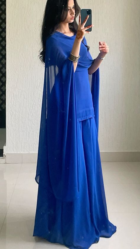 Desi Dress, Trendy Outfits Indian, Traditional Indian Dress, Desi Fashion Casual, Casual Indian Fashion, Pakistani Fancy Dresses, Indian Dresses Traditional, Traditional Indian Outfits, Simple Pakistani Dresses