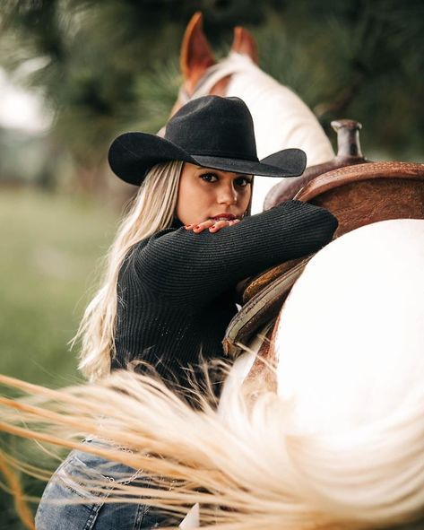 Cowgirl Senior Pictures, Western Photoshoot Ideas, Horse And Woman, Equine Photography Poses, Western Shoot, Horse Photo Shoot, Western Photo Shoots, Horse Senior Pictures, Horse Photoshoot Ideas