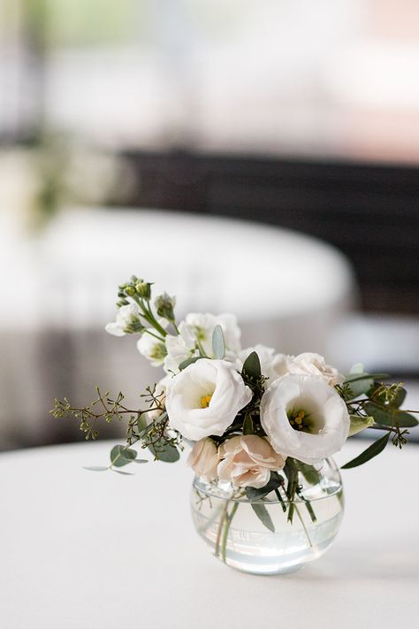 Small Round Floral Centerpieces, Small Wedding Centerpiece Ideas, One Vase Wedding Centerpiece, Petite Centerpiece Wedding, Small White Centerpieces Simple, Simple Centerpiece For Round Table, Small Low Floral Centerpieces, Small Round Flower Arrangements, Small Round Vase Centerpiece