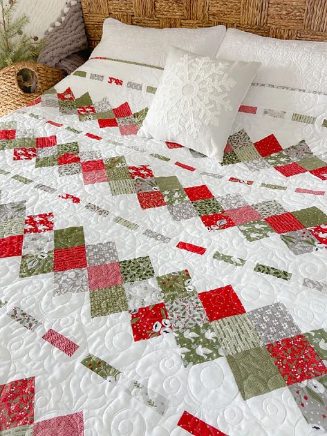 Christmas Quilting Projects, Christmas Quilt Blocks, Christmas Quilt Patterns, Fat Quarter Quilt, Scrap Quilt Patterns, Cute Quilts, Cozy Quilts, Holiday Quilts, Jellyroll Quilts