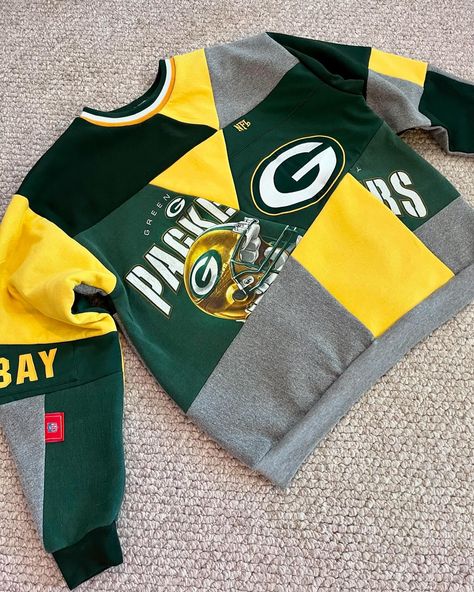 Old Jersey Ideas Projects, Sweatshirt Upcycle Diy Ideas, Upcycled Puffer Jacket, Old Sweatshirt Ideas, Diy College Sweatshirt, Sewn Gifts For Men, Diy Sweatshirt Jacket, Hoodie Diy Upcycle, Patch Work Sweatshirt