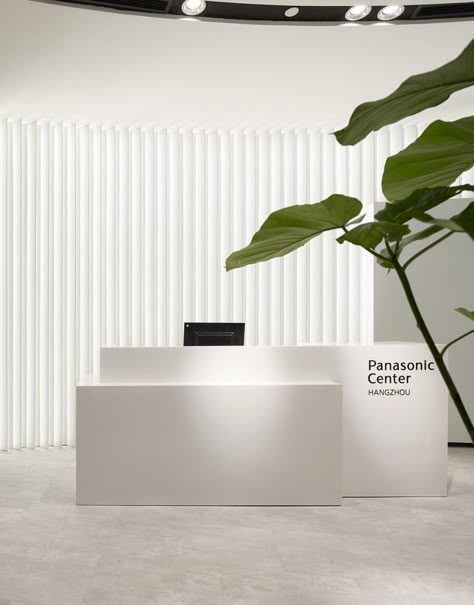 Gallery of Panasonic Center / LDL Design - 16 Dental Clinic Reception Desk, Beauty Center Design, White Office Interior, All White Reception, White Reception Table, Beauty Interior Design, Reception Counter Design, Office Reception Design, Interaktives Design