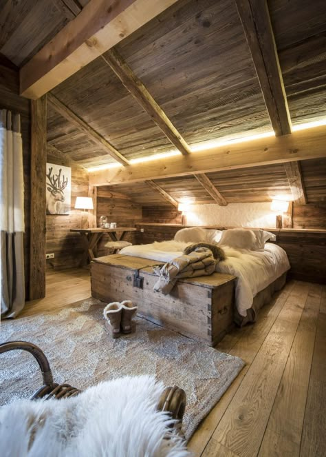 Chalet Modern, Charm Aesthetic, Master Suite Bedroom, Mountain Interiors, Wooden House Design, Chalet Interior, Chalet Design, Mountain Chalet, Aesthetic House