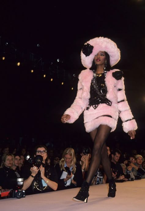 Meet Anna Sui’s Model Clique: Naomi Campbell, Linda Evangelista, and More | W Magazine | Women's Fashion & Celebrity News Paris High Fashion, Black Women Runway, Naomi Campbell 90s Runway, Anna Sui 1994, Fashion Aesthetics Types, Iconic Runway Looks, 80s High Fashion, Naomi Campbell Runway, High Fashion Aesthetic