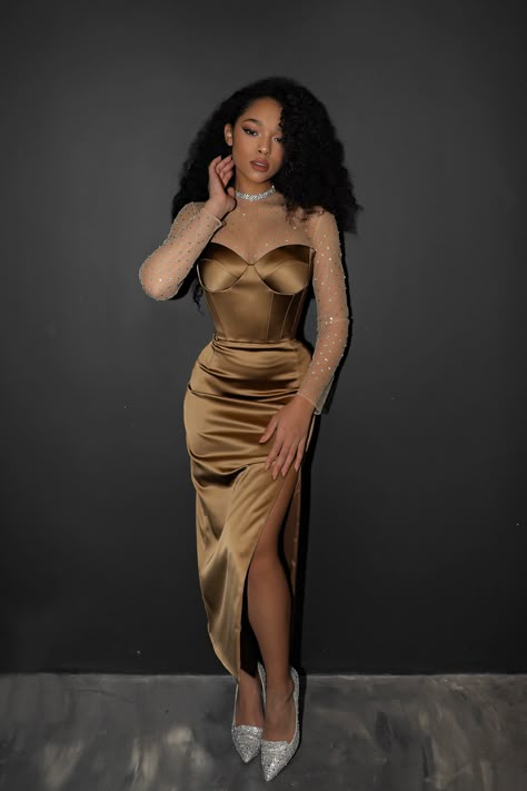 Gold Velour Dress, Cocktail Dress Classy Evening Winter, Gold Satin Dress Outfit, Cocktail Dress Classy Evening Midi, Black And Gold Dress Formal Classy, Gold Graduation Dress, Gold Dress Classy, Gold Dress Short Classy, Gold Dress Black Woman