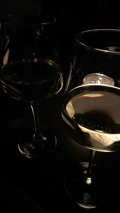 Wine Glasses Aesthetic Night, Wine Pics Instagram, Wine Glass Instagram Story, White Wine Aesthetic Night, Wine With Friends Aesthetic, Wein Aesthetic, Night Wine Aesthetic, Black Ig Feed, Wine Asethic