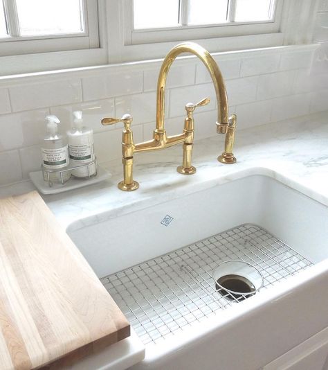 Wow! A gorgeous golden glow to compliment the marble countertops. Fantastic!   @loithai Gold Faucet Kitchen, Unlacquered Brass Faucet, Gold Kitchen Faucet, White Farmhouse Sink, Sink Soap Dispenser, Gold Faucet, White Kitchen Sink, Gold Fixtures, Gold Kitchen