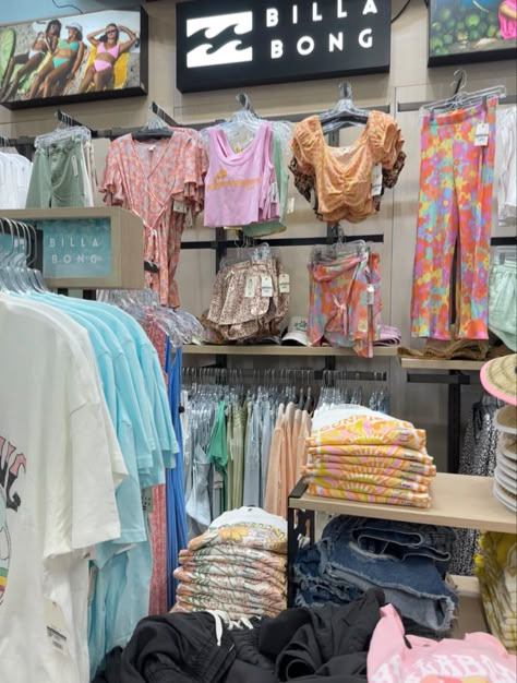 Shopping Summer Aesthetic, Beach Shopping Aesthetic, Billabong Aesthetic Outfits, Beach Store Aesthetic, Beach Shop Aesthetic, Billabong Aesthetic, Surf Shop Interior, Surf Shop Aesthetic, Hawaii Shopping