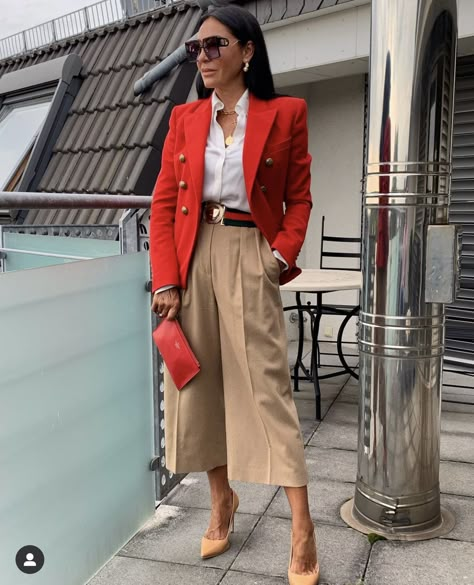 Outfit Pantalon Rojo, Red Jacket Outfit, Red Blazer Outfit, Office Capsule, Red Pants Outfit, Outfit Elegantes, Red Striped Shirt, Blazer Outfits For Women, Beige Outfit