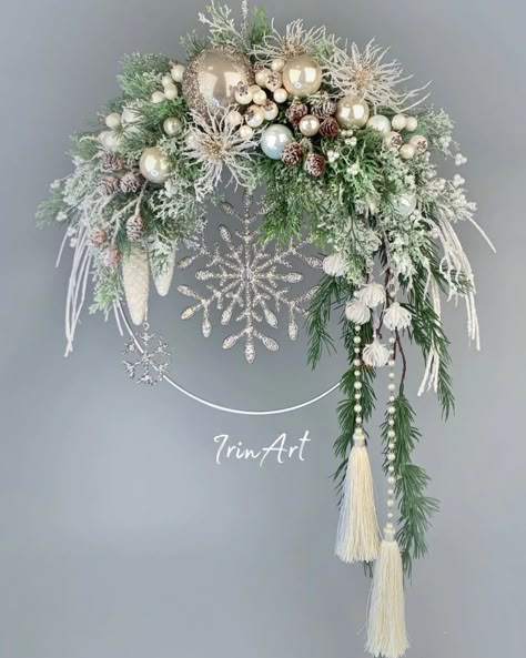 Unusual Christmas Wreaths, Mountain Lodge Christmas Decor Ideas, Christmas Arrangements Ideas, Unique Christmas Wreaths, Victorian Christmas Decorations, Christmas Flower Arrangements, Christmas Decoration Ideas, Christmas Floral Arrangements, Christmas Themes Decorations