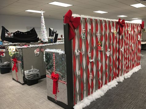 Christmas Themed Office Cubicle, Work Christmas Party Decor Ideas, Desk Christmas Decorations Work Simple, Christmas Cubicle Themes, Easy Christmas Cubicle Decorations, Diy Christmas Cubicle Decor, Christmas Office Decorations Cubicles Easy, Christmas Tree Farm Cubicle, Christmas Decor Cubicle The Office