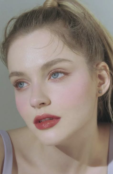 Natural Ethereal Makeup, Classic Beauty Makeup, Desired Face Inspiration, Ingenue Beauty, Ukrainian Makeup, Soft Classic Makeup, Ethereal Aesthetic Makeup, Ethereal Beauty Woman, Ingenue Aesthetic