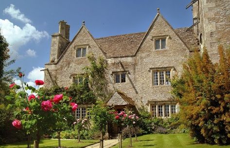 Kelmscott Manor Garden London Living Room, Manor Garden, Timber Buildings, Arts And Crafts House, Farm Buildings, Earth Homes, Old Farmhouse, Green Rooms, English Style