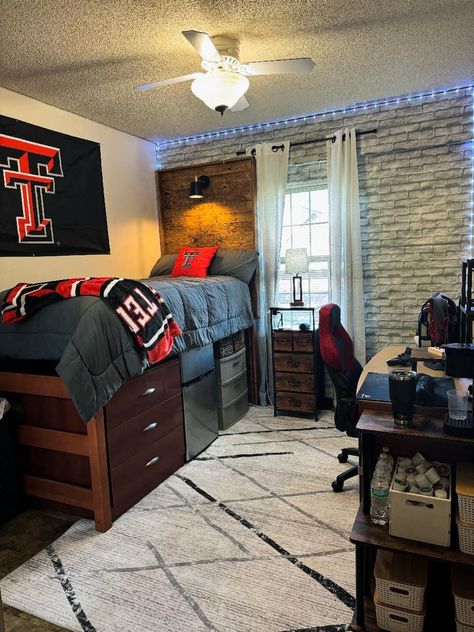 Guy College Dorm Room Ideas, Male Dorm Room, Boy Dorm Room Ideas, Boys College Dorm, Dorm Room Ideas For Guys, Guy Dorm, College Dorm Supplies, Boys Dorm Room, Dorm Room Styles