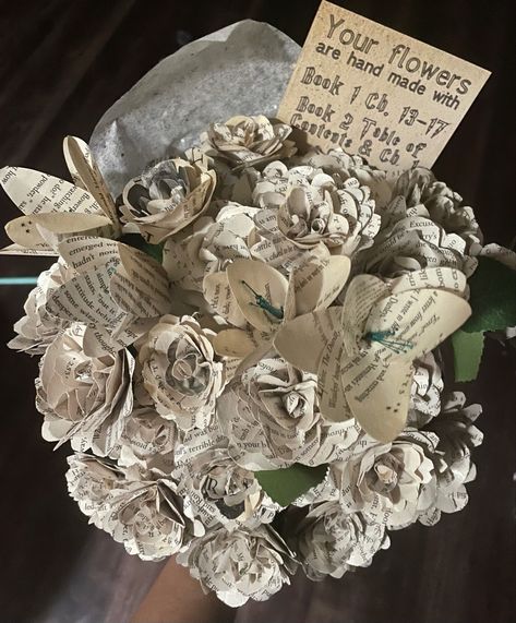 Book Pages Flower Bouquet, Book Page Roses Bouquet, Book Paper Flowers Bouquet, Book Valentines Gift, Book Paper Bouquet, Things To Make With Old Books, Flowers Made Of Book Pages, Book Rose Bouquet, Book Bouquet Wedding