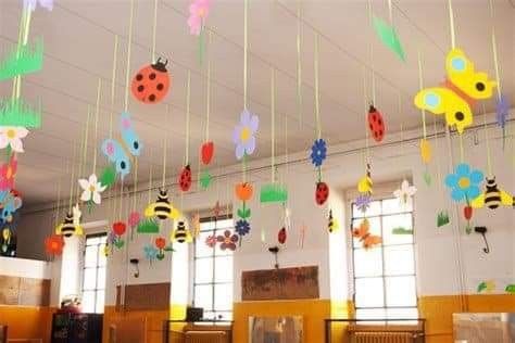 Classroom Ceiling Decorations Diy, Ceiling Classroom Decorations, Class Room Decoration For Children Day, School Reception Decoration Ideas, Roof Hanging Decoration For School, Classroom Mobiles, Decoration Ideas For Classroom, Kindergarten Classroom Door, Nursery Room Ideas Childcare