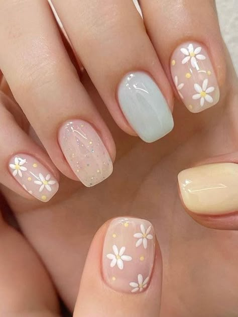 simple flower nails: cute daisies Simple Daisy Nail Designs, Daisy Flower Nail Designs, Flower Nail Designs For Short Nails, Gel Nails With Flower Designs, Short Flower Gel Nails, Daisy Short Nails, Korean Jelly Nails Summer, Nail Ideas For Natural Short Nails, Flower Themed Nails