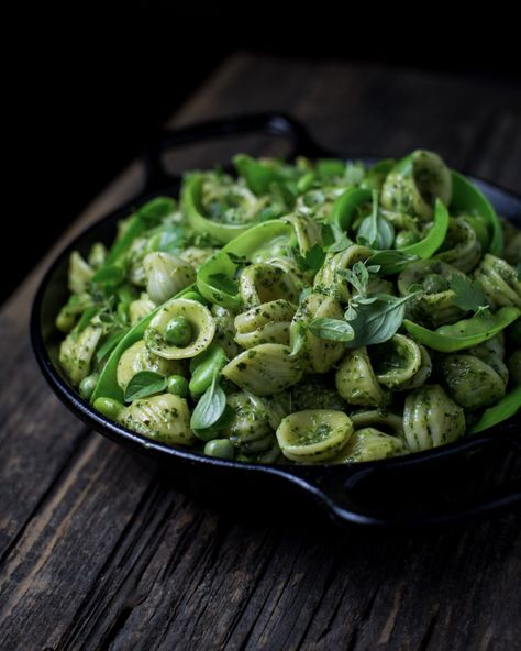 Herb Pesto, Vegan Pasta Dishes, Pasta Food Recipes, Vegan Summer Recipes, English Peas, Blanched Almonds, Pasta Food, Vegetable Pasta, Herb Gardening