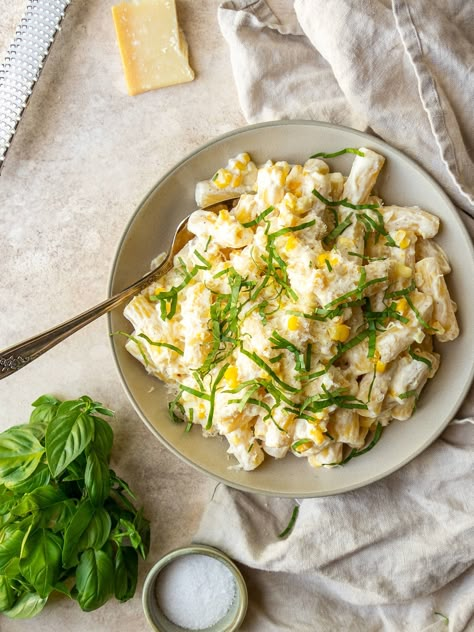 Make a Creamy Corn Pasta recipe with simple ingredients including delicious sweet corn. Serve with lots of fresh basil for the perfect summer dinner. Corn Pasta Sauce, Corn Pasta Recipes, Summer Corn Pasta, Summer Pasta Dinner, Fresh Summer Pasta, Creamy Corn Pasta, Summer Pasta Recipes, Tomato Pasta Recipe, Corn Pasta