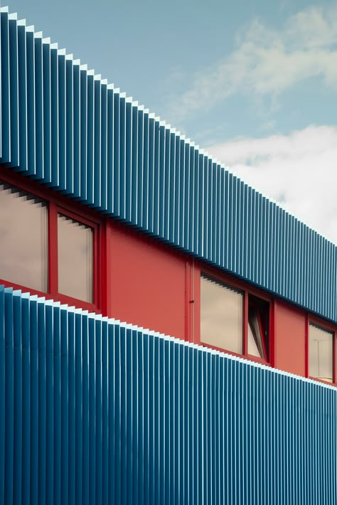 Colorful Facade Architecture, Colourful Facade, Industrial Building Facade, Factory Building Design, Factory Facade Design, Colorful Facade, Blue Facade, Orange Architecture, Aluminum Facade