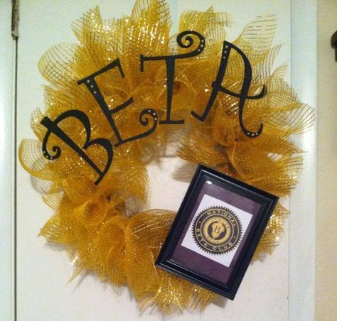 This is a wreath I made for a competition at my school for our Beta Club. Not for sale. Beta Club Ideas, National Junior Honor Society, Beta Club, Service Project Ideas, School Gift Ideas, Scrapbook Inspo, Service Ideas, Honor Society, Wreaths Ideas