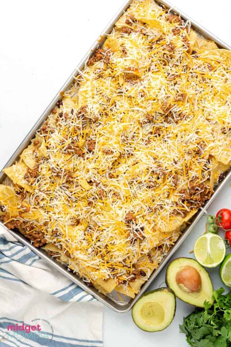 Sheet Pan Nachos Ground Beef, Football Food Recipes, Loaded Nachos Recipe, Lunch Menu Ideas, Nachos Recipe Beef, Sheet Pan Nachos, Nacho Recipes, Pan Nachos, Nachos Ingredients