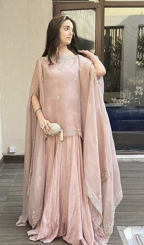 Sukienki Maksi, Shadi Dresses, Nikkah Dress, Womens Trendy Dresses, Text Story, Pakistani Fashion Party Wear, Pakistani Fancy Dresses, Pakistani Dresses Casual, Beautiful Pakistani Dresses