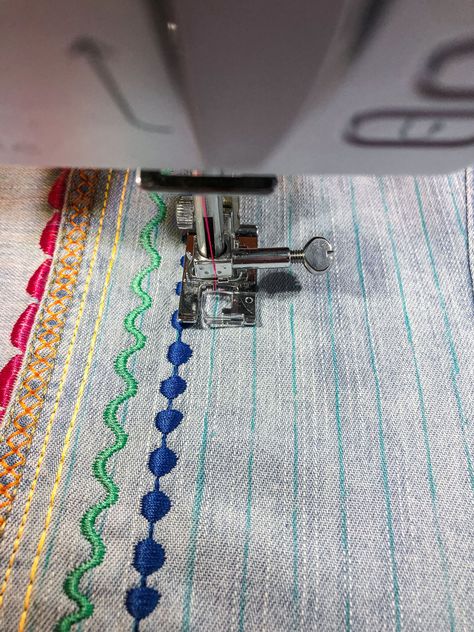 Decorative Stitching On Clothes, Sewing Rick Rack, Decorative Sewing Stitches, Sewing Machine Decorative Stitches Ideas, Sewing Machine Decorative Stitches, Decorative Machine Stitching, Embroidery Using Sewing Machine, Brother Sewing Machine Stitches, Bernina Decorative Stitches