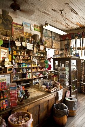 Country store. I would love to shop here... It's the real deal...Fun! Antique Store Window Display Ideas, Country General Store, Small Country Store, Antique Store Interior, Country Store Display Ideas, Antique General Store, General Store Display, Country Store Display, Miniature General Store