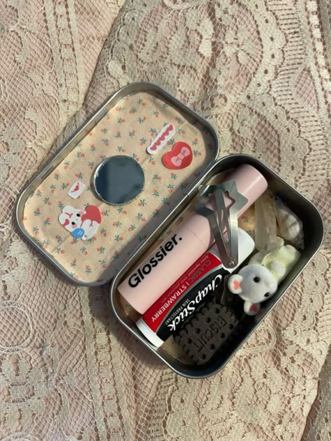 Decorated Altoids Tins, Trinket Box Aesthetic, Decorated Altoid Tins, Trinket Box Ideas, Altoids Box Ideas, Altoid Tin Ideas, Decorated Tins, Altoids Wallets, Diy Trinket Box