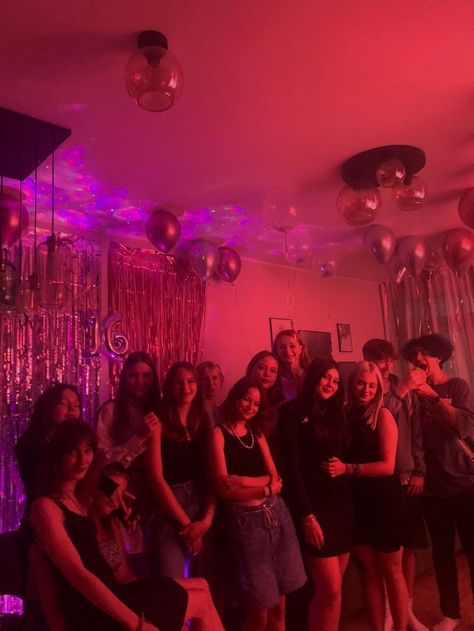 Sweet Sixteen Party Aesthetic, Sweet 16 Party Photos, Teenage Parties Aesthetic, Night Out Aesthetic Friends, Teenage Birthday Party Aesthetic, Chill Bday Party Ideas, Sweet 16 Party Ideas Aesthetic, Birthday Core Aesthetic, Birthday Party Pictures With Friends