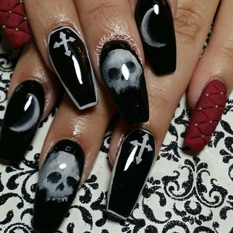 Step into the New Year with style - explore chic and sparkling nail designs! Vampire Nails, Nails Goth, Horror Nails, Nails Kids, Pretty Poison, Black And White Nails, Skull Nails, Punk Nails, Tips Nails